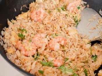 step5: 最後下蔥花和鮮蝦拌勻即可