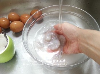 step4: 再加入生粉用水沖洗多次 , 倒去水份放入大碗內