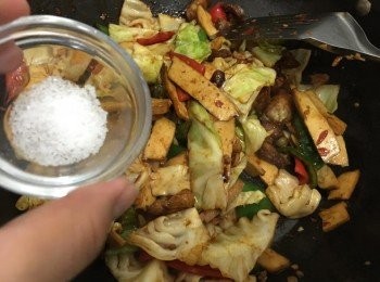 step25: 加入鹽炒勻