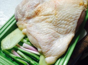 step1: 雞腿（如有需要先去骨）用雞汁及紹興酒醃約15分鐘。碟上先放薑片及葱段，再放上已醃好的<a href="https://bit.ly/2ZxapeY" target="_blank" data-keyword="雞扒" class="guide-link"><strong>雞扒</strong></a> <span style="display:inline-block;vertical-align:middle;margin-top:-3px;color:initial;border-radius:3px;padding:2px 3px;font-size:12px;line-height:14px;background:#87d300;color:#fff;">即買</span> ，隔水或用蒸爐蒸20分鐘。