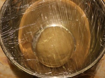 step4: 揉成麵團後，表面濕上少許水，再蓋上保鮮膜讓麵團靜置發酵約1小時。