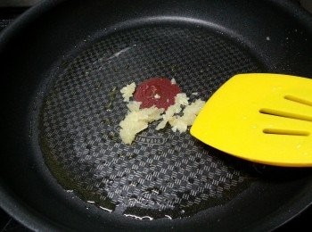 step4: 先用1湯匙油起鑊,先爆香蒜蓉