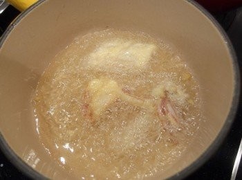 step2: 起油鍋,用170度左右的油溫,油炸約1~2分鐘。油量不需太多,一樣可以炸出酥脆的炸中捲。