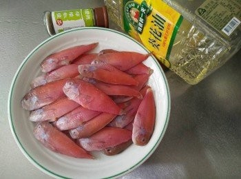 step1: 將紅新娘【澎湖野生水產】從袋中取出，解凍，並清洗乾淨在紅新娘【澎湖野生水產】魚身上抹少許塩巴(以免沾黏於鍋子)，檸檬椒塩【小磨坊】、葵花油【得意的一天】，備用；