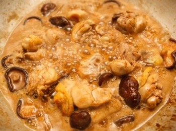 step5: 倒入醬油、蠔油與紹興酒煨煮。