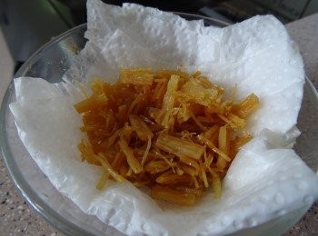 step1: 瑤柱浸軟， 手撕成絲狀， 用2湯匙油炒至金黃， 撈起索乾油份備用。