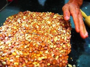 step12: 12.趁著還軟的時候，趕快用菜刀切成條狀，再切小塊。