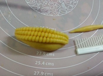 step11: 將粟米粒成條舖上粟米芯上排好