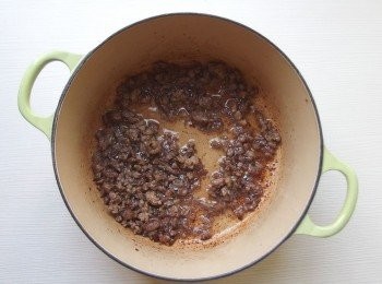 step2: 先將牛肉末做爆香，到焦黃酥脆程度。