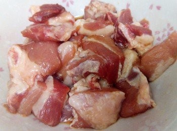 step2: 把腩排汆水瀝乾，然後用鹽、糖、豉油和燒酒調味。