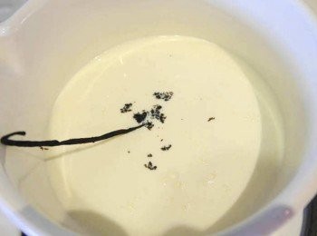 step3: *牛奶小火與200ml鮮奶油，以及香草梗，香草籽加熱，稍微煮沸冒煙。