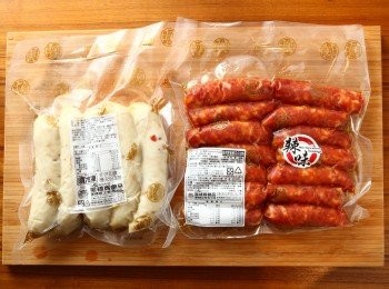 step1: 黑橋牌香腸是用豬腿肉搭配口感Q滑的豬背脂製作的，小火煎會釋放出天然的豬油，就是香腸中天然的油脂，用小火煸就有香味，所以非常適合拿來做這道料理。