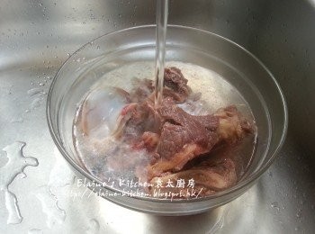 step1: 牛骨放入水中出一出血水至熟透 , 盛起放入大碗內沖一沖洗乾淨