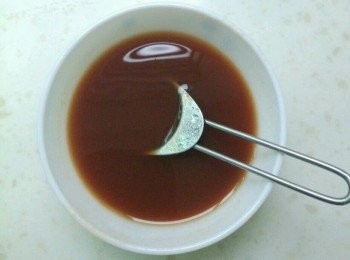 step3: 將番茄醬3大匙、生抽1.5大匙、料酒1大匙、糖0.5大匙、清水4大匙放入小碗,調成料汁備用。