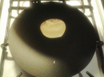 step5: 用小火預熱蛋捲器，將一湯匙的粉漿放在中間位置