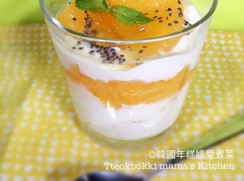 step10: 再放多一層乳酪、放少許橙肉在中間，少許柚子醬在橙肉上和灑上適量奇異籽，放上薄荷葉作裝飾，完成~