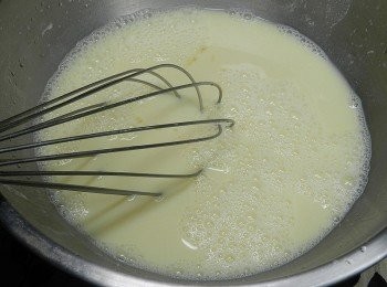 step4: 將吉利丁片捏乾，放入過濾好的豆漿中快速攪拌至吉利丁片融化