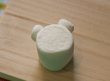 step3: 綿花糖小熊做法：趁朱古力未凝固如圖貼上大綿花糖兩邊