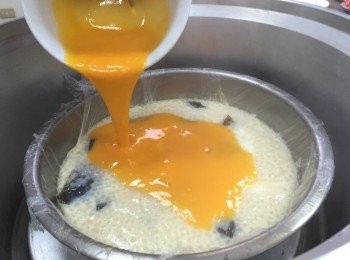 step8: 電鍋跳起後，淋上打散的蛋黃液，外鍋再加入半杯水續蒸，等到電鍋再度跳起後再燜10∼15分鐘，取出放涼後切片即可享用。