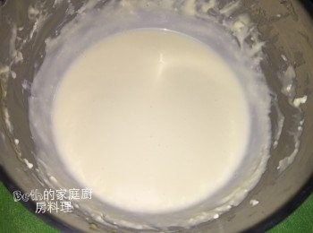step3: 此時來製作蛋糕糊，將奶油奶酪、細砂糖放在耐煮的攪拌盆中，以隔水加熱方式將兩者拌勻後，加入雞蛋拌勻，再加入泡軟的吉利丁片並擠乾水份，攪拌至看不到吉利丁片，取出稍微放涼後，加入萊姆酒、優格拌勻成為蛋糕糊