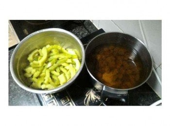 step5: 煲一煲滚水，放約一湯匙油，焯一下涼瓜條，約2-3分鐘撈起篩乾水份。