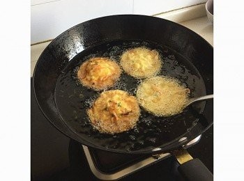 step6: 炸完第一個,建議先試吃,在根據自己的口味適當調節,一次性吃不完的話放入冰箱,要吃時拿出來再炸一次就可以了