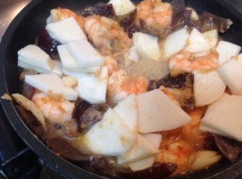 step3: 味噌（用水化勻）、糖，綠竹筍薄片 滾煮入味