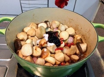 step6: 然後下水／生抽／砂糖及蠔油兜勻； 慢火5分鐘