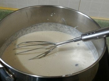 step3: 牛奶、鮮奶油、椰奶和步驟⑴倒入煱內，再加入步驟⑵加熱攪拌至溶解。