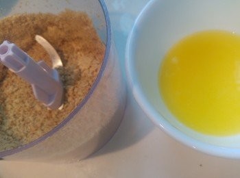 step1: 先座溶或叮溶牛油, 消化餅先用木棒打碎或用攪拌機打碎。