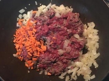 step8: 接著放入牛絞肉和紅蘿蔔丁略炒。