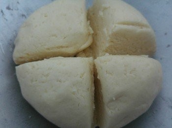 step4: 粉團搓到光滑後分成4份。