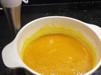 step4: 4.      利用hand blender把南瓜湯打溶