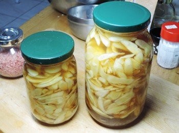 step6: 等糖醋水涼後，就可以將嫩薑裝入已經熱水消毒過的玻璃瓶中，然後倒入糖醋水！我會先抓去嫩薑的水分，再將嫩薑裝瓶喔!!!放入冰箱冰三天，就有好吃的嫩薑可以吃囉!!