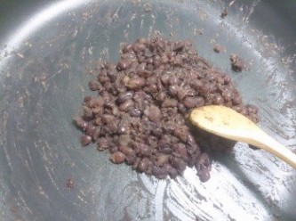 step4: 取適量的紅豆（不要湯汁），於平底鍋不加油小火直接炒乾備用（盡量保留顆粒）