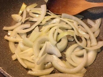 step6: 跟住再加少許油鑊，落入洋蔥炒至軟身