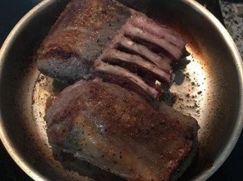 step4: 烤箱預熱到200度。 熱鍋熱橄欖油，下羊排肉面先朝下，煎到四面上色,有上色才會香。接著將羊排入烤箱烤9-10分鐘。此時間所烤出的羊排為7分熟。如喜歡5分熟者，則烤7-8分鐘就要取出。