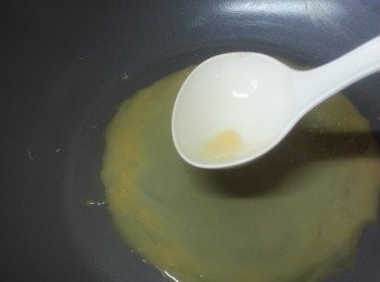 step10: 開最慢火,用湯穀加入適量蛋漿,用湯殼底部燙勻蛋漿