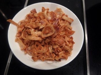 step7: 這就是油蔥酥。一次可多做一些保存,要煮麵或拌青菜時都非常實用。