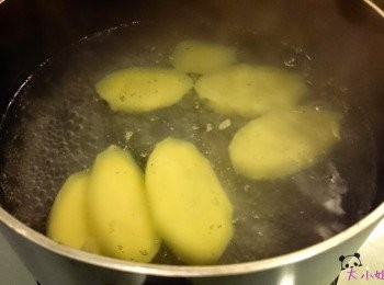 step1: 先將薯仔去皮，切約1.5cm厚片，放進滾水中加一點點鹽，滾後轉小火煲12分鐘。