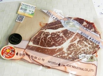 step1: 這是美國頂級嫩肩沙朗牛排(US Prime Chuck Eye Roll Steak)，我用的這片將近 600 公克!!油花分布非常的漂亮，對愛吃牛肉的我，真是首選!! 好吃的牛排哪裡買 http://goo.gl/jOEHyH