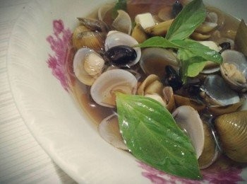 step2: 黃金蜆、黑蒜頭、白蒜頭全放入2000cc水的鍋中開大火滾煮，讓黑蒜頭、白蒜頭的味道能散發出蒜香味於鍋中的湯頭裡；