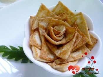 step4: 盤中鋪上綠色<span class="group_1">食材</span>裝飾,豆腐用圓型碗擺好後慢慢倒出放置中間