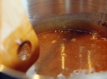 step3: 煮約30分鐘, 糖膠沸點約150度便可以／或把太妃糖滴在水裡，能自行凝固便成