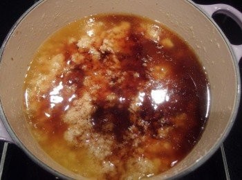 step7: 當薑泥炒約5分鐘時,再加入黑麻油做拌炒。(全程使用小火)