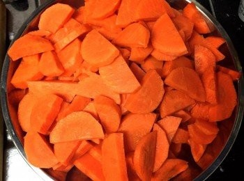 step1: 先將甘筍洗淨、剝除表皮、切成薄塊。