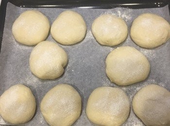 step14: 灑麵粉的同時，要預熱焗爐至190度。