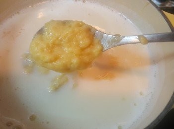 step5: 加入淡忌廉及榴槤肉拌勻成為榴槤奶。