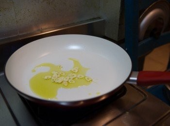 step2: 用少量橄欖油炒香蒜片