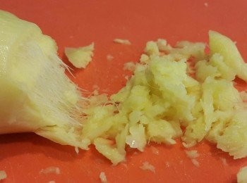 step2: 用刀背把薑削出，以一削一拉把薑和纖維分開，薑就沒有渣了